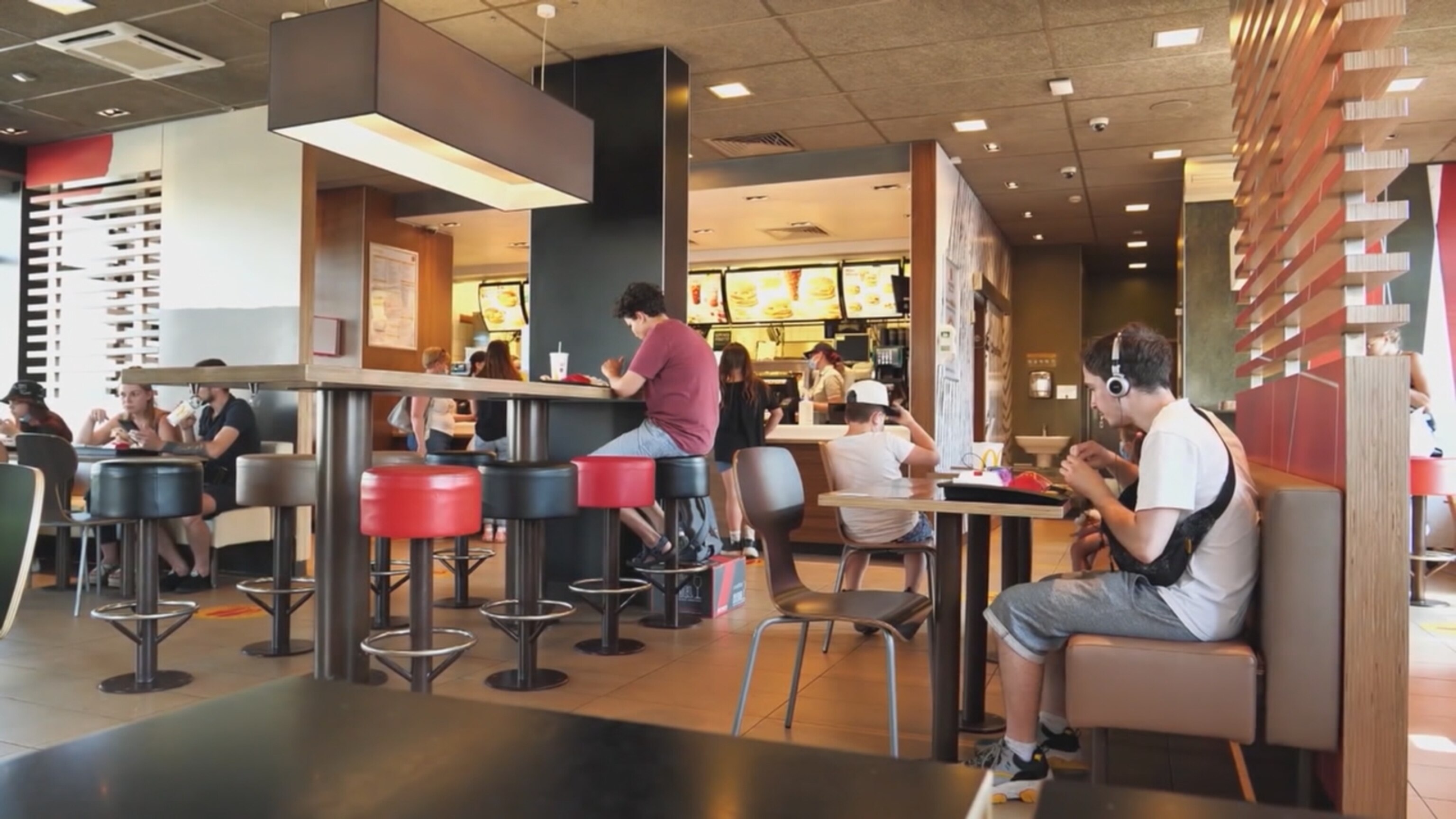 New signs of economy struggle with chain and fast-food restaurants