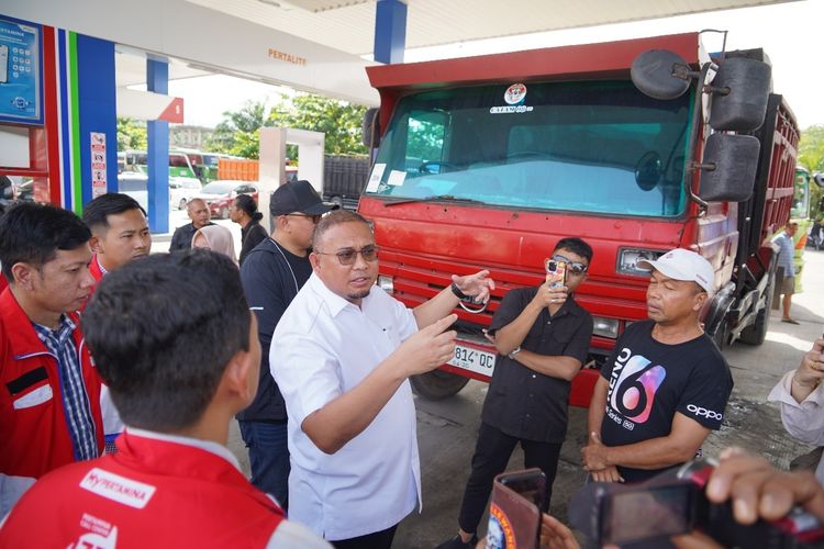 Anggota DPR RI Andre Rosiade bersama tim Pertamina sidak di SPBU Aie Pacah, Padang, Minggu (9/11/2025)