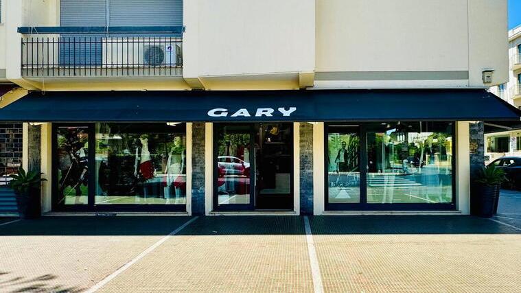 Fine di un icona a Lido di Camaiore chiude dopo 40 anni negozio di abbigliamento maxi saldi