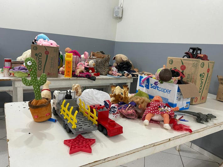Mesas com brinquedos direcionados para crianças acolhidas no abrigo em Laranjeiras do Sul Foto: Rubens Anater/Estadão