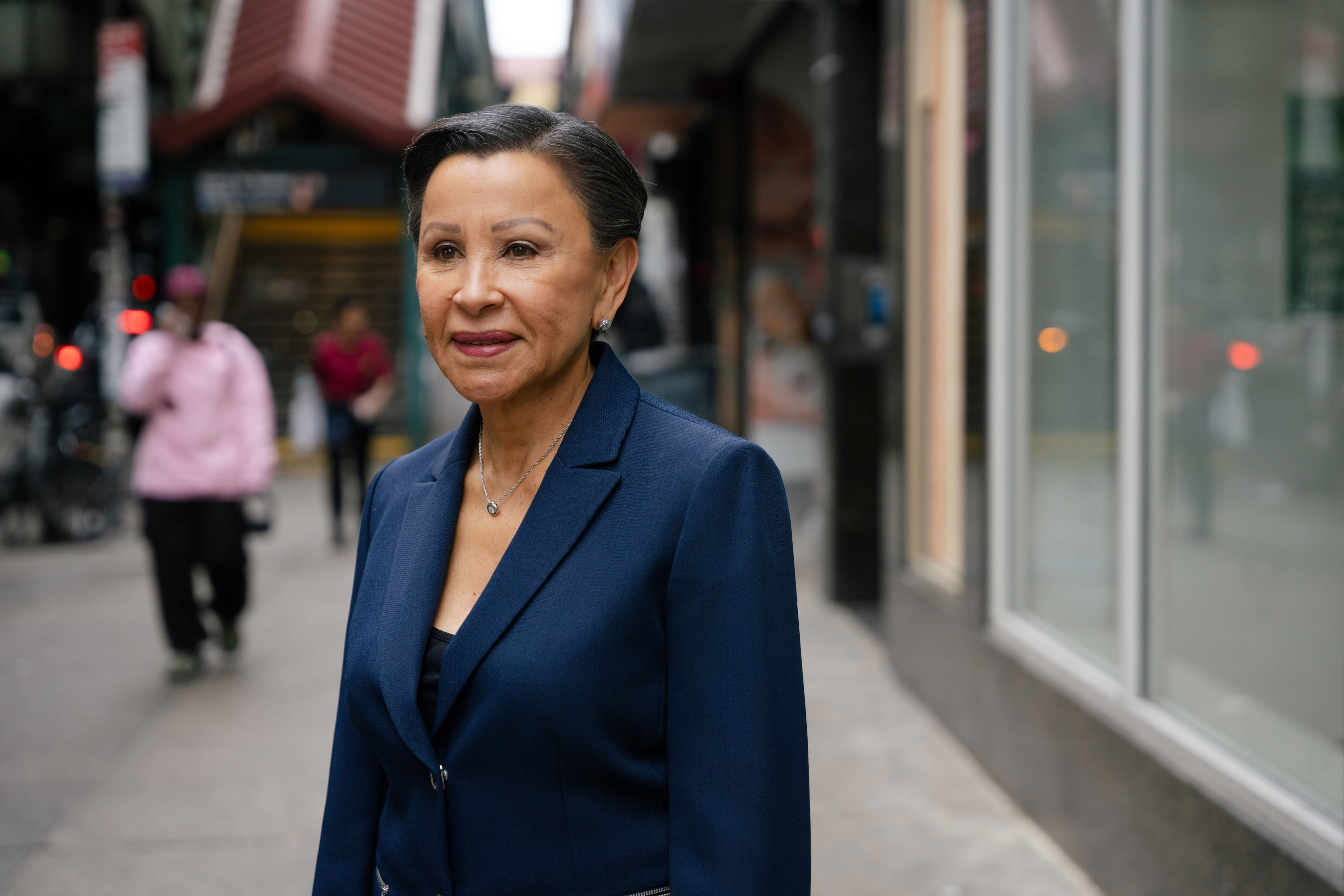 Nydia Velázquez posa en una calle de Williamsburg (Brooklyn), en el distrito de Nueva York al que representa en Washington.