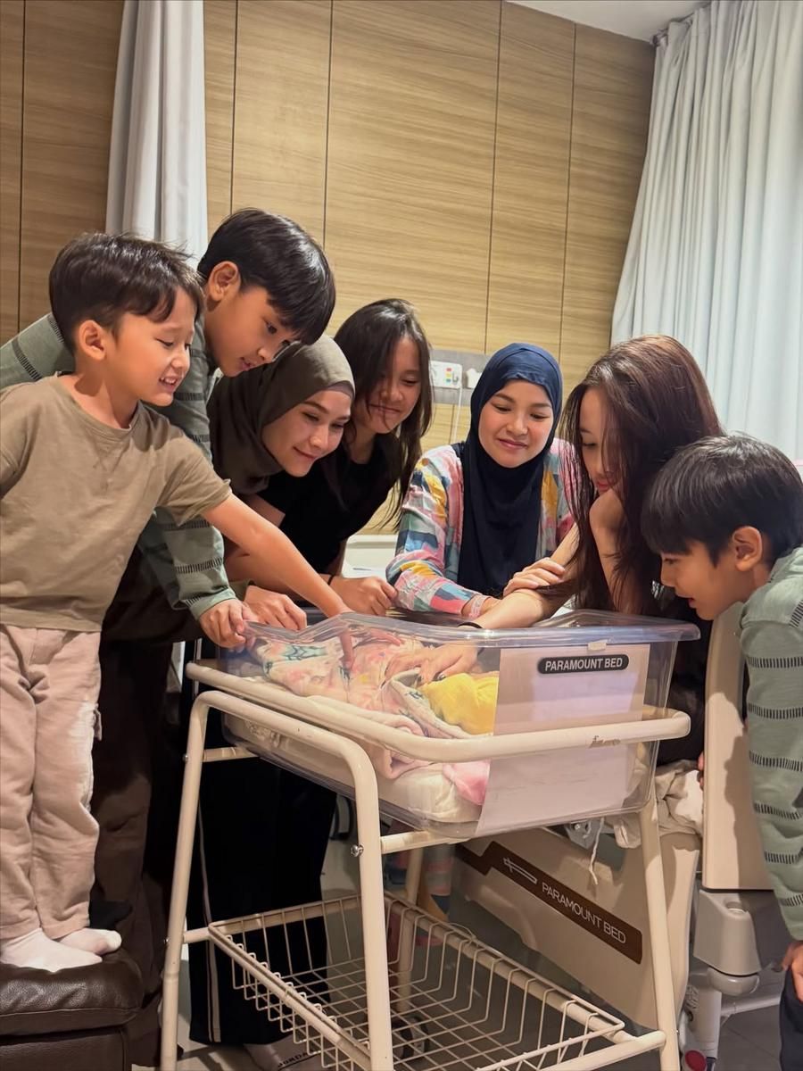 8 Potret Bahagia Zaskia Adya Mecca Saat Sambut Keponakan Baru 8