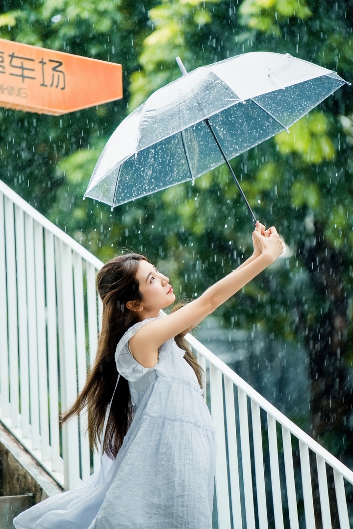 八月雨中撑伞的女孩，原来在等光——你也在等吗？