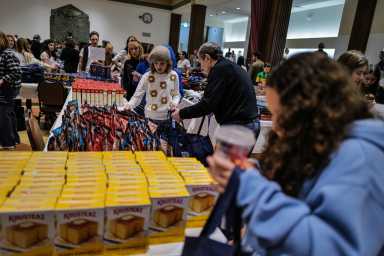 SNAP crisis: Temple Emanu-El volunteers help feed hungry in Manhattan