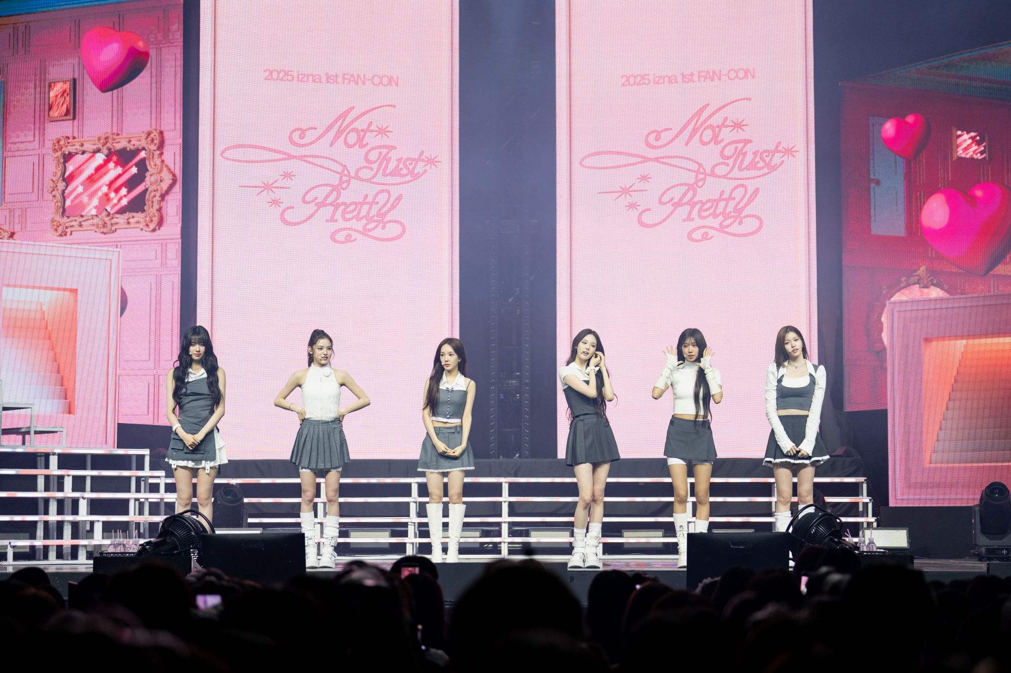 이즈나, 데뷔 첫 팬콘서트 성료…'Not Just Pretty'로 증명한 Z세대 아이콘