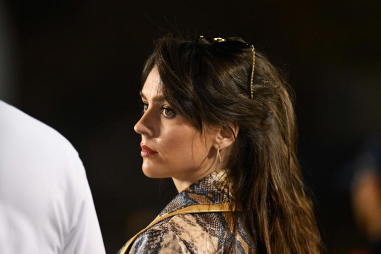 La novia de 24 años de Bill Belichick anuncia demanda