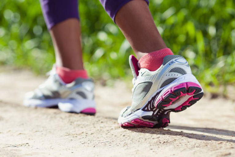 A consistência é a chave. Incorporar exercícios simples, como a caminhada, à sua rotina diária vai aumentar a sua resistência e melhorar a sua capacidade física (RuslanDashinsky/iStockphoto/Getty Images)