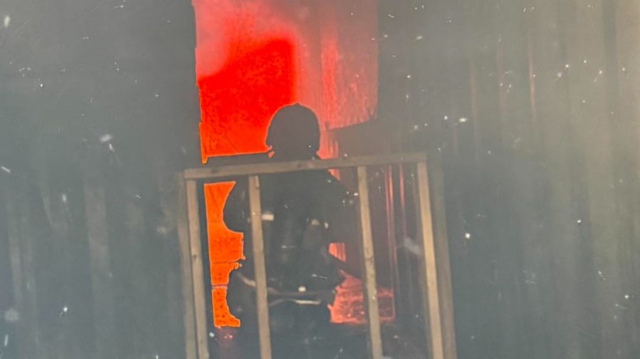 North Carolina house fire leaves 1 dead, firefighter injured: Officials