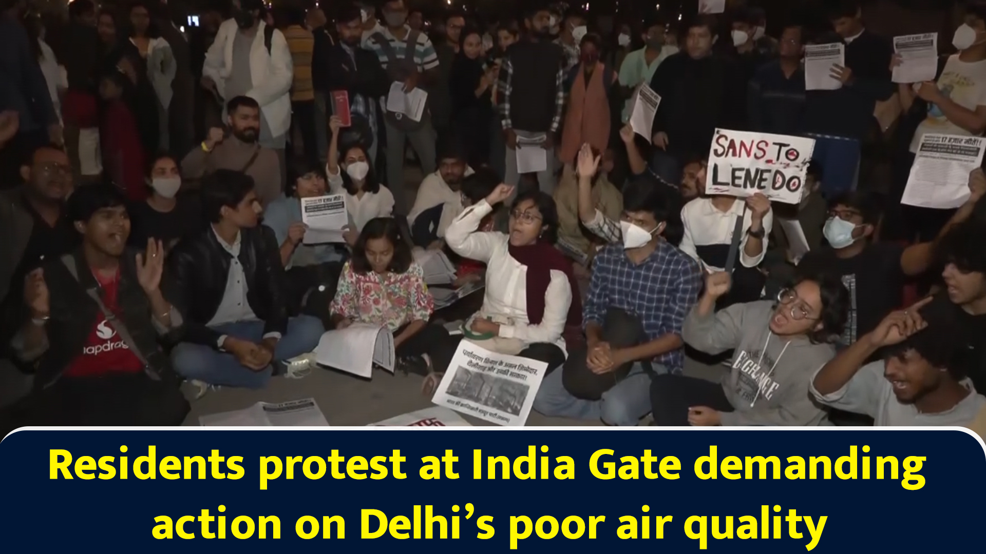 Residents protest at India Gate demanding action on Delhi’s poor air ...