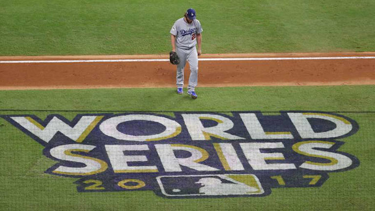 Clayton Kershaw, de los Dodgers, lanza un dardo contra los Astros de cara a la Serie Mundial de 2017.