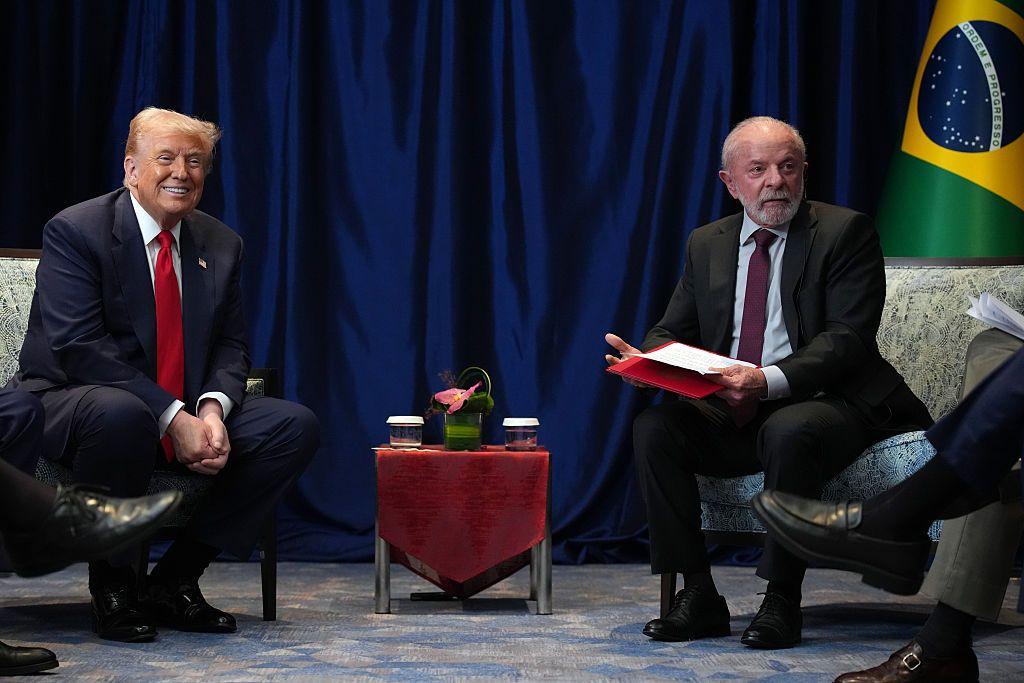 Trump e Lula mantiveram um encontro bilateral na Malásia, no domingo (26/10). O Brasil aguarda a redução das tarifas de importação sobre seus produtos.