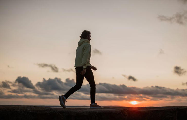 Desenvolver a capacidade de caminhar durante períodos mais longos pode ajudar a melhorar a saúde cardiovascular e a força do seu coração (Johner Images/Getty Images)
