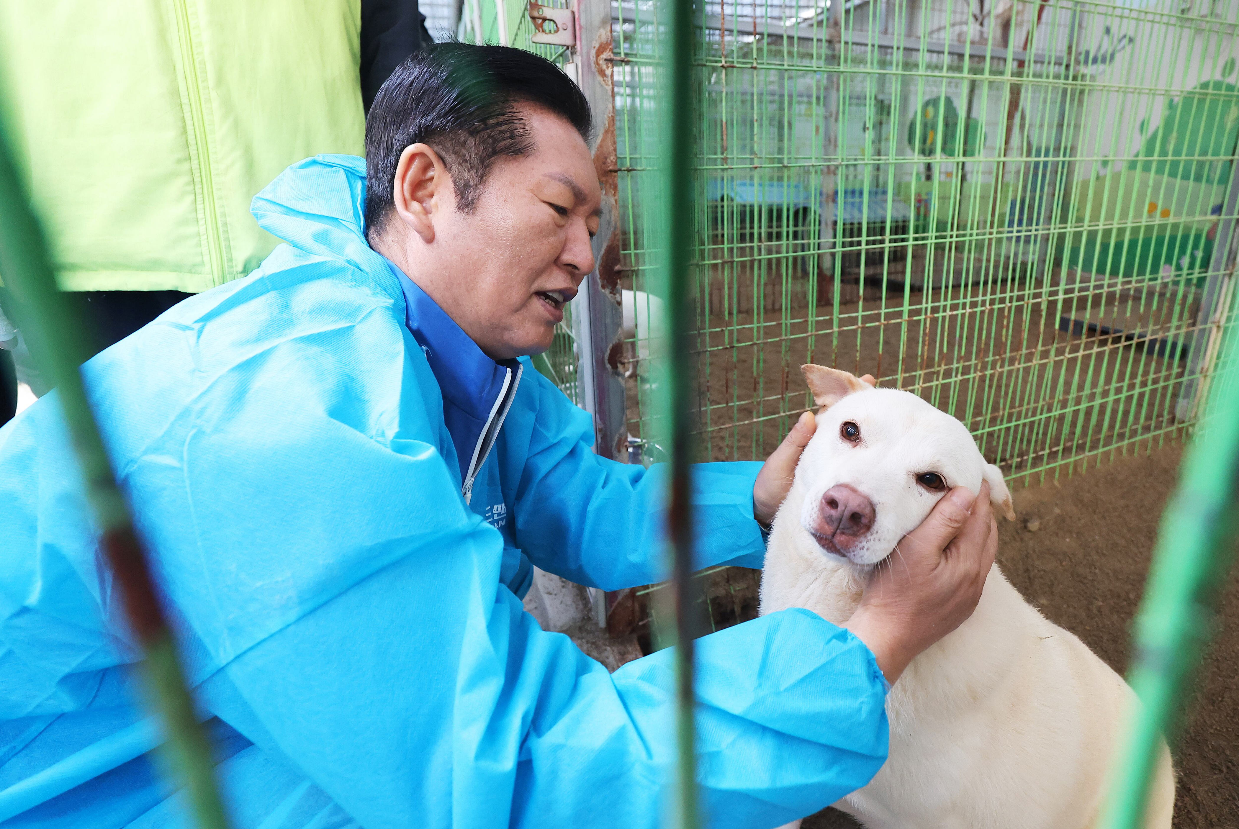 Democratic Party Leader Jung Chung rae Avoids Press Conference