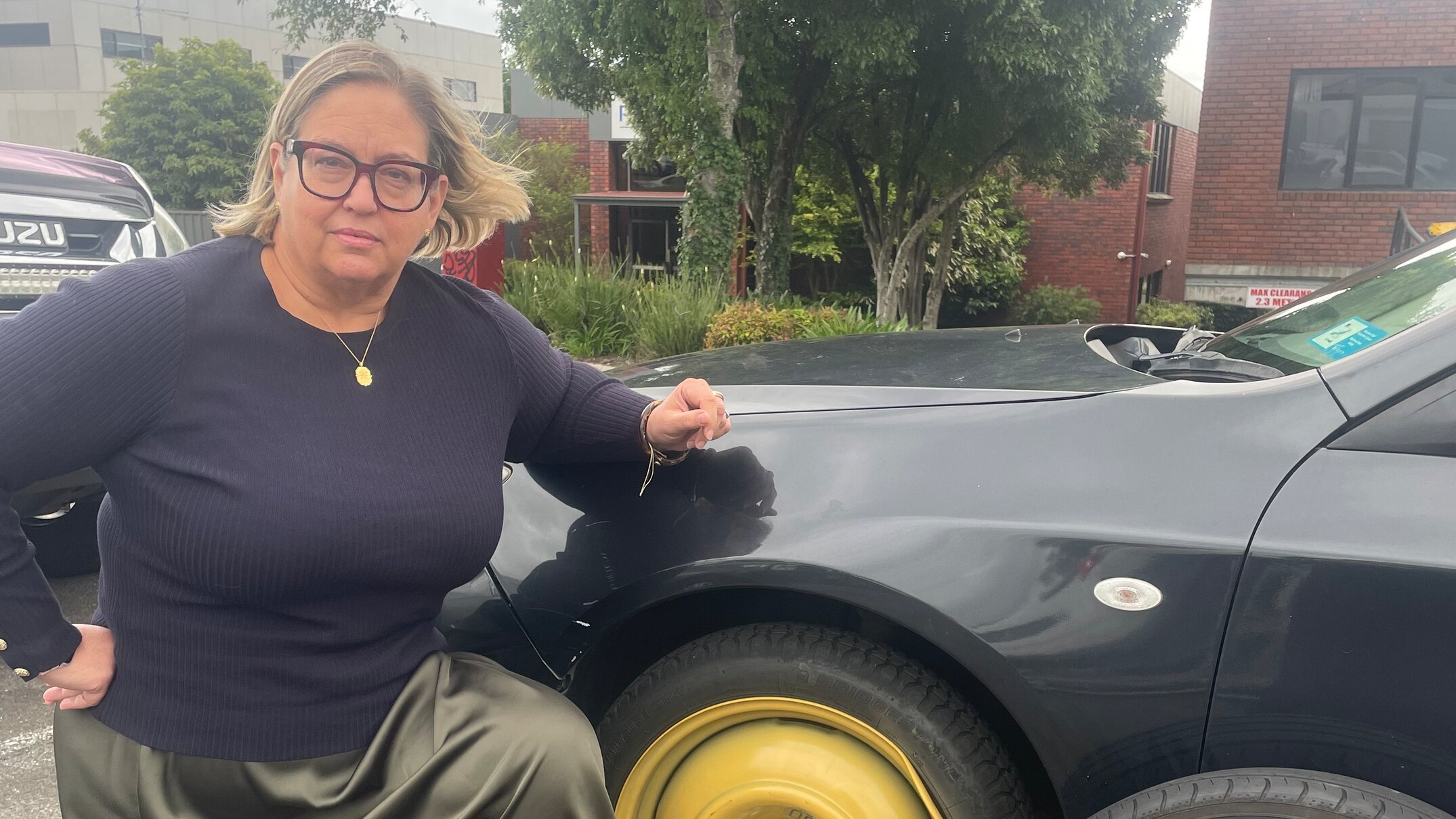 Giant pothole on Princes Highway at Nar Nar Goon damages more than 20 cars