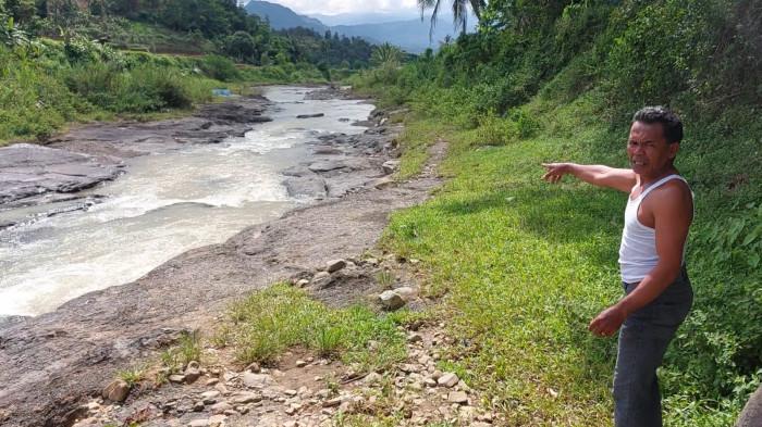 Warga Gotong Jenazah Terobos Sungai Karena Tidak Ada Jembatan, Ketua RW: Kesulitan