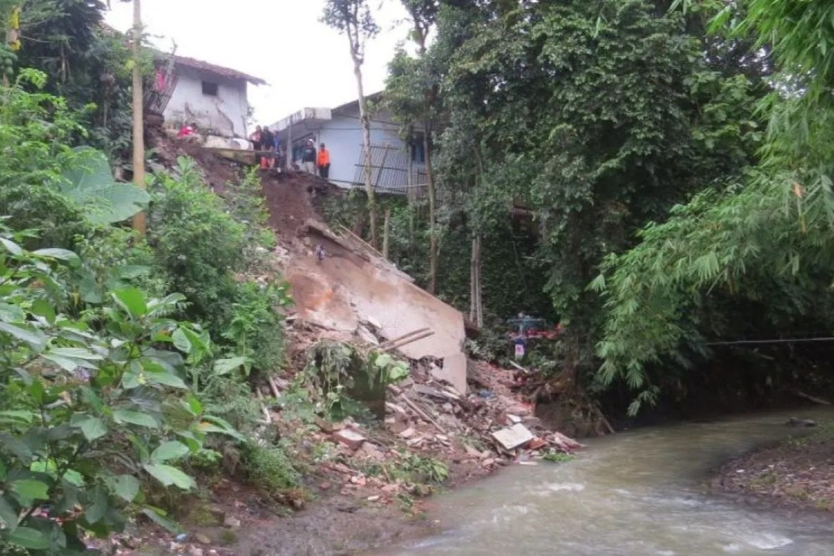 Rumah Nenek Sarina Roboh Dihantam Longsor, 9 Keluarga Terisolasi di Jember