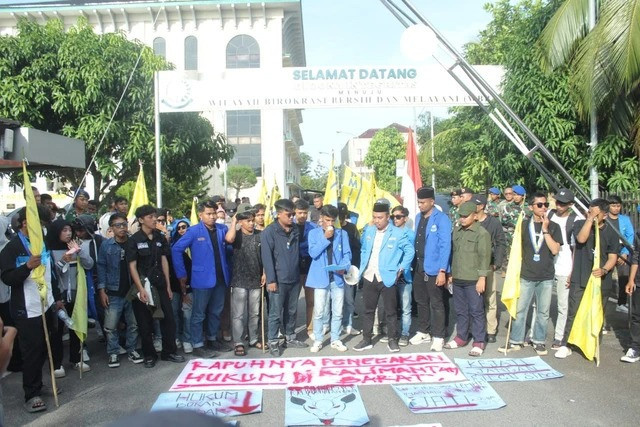 Kalbar Sepekan: Mahasiswa Minta Kejati Selidiki Korupsi; Kakek Kirim Sabu 21 Gram