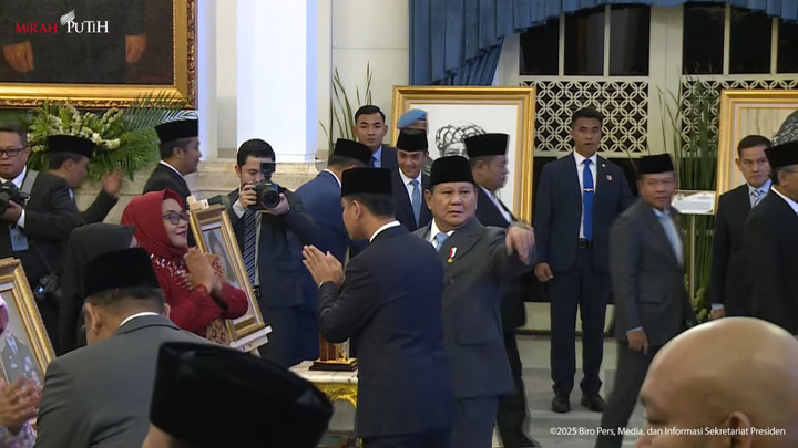 Momen Prabowo Mencari Teddy Saat Salamai Keluarga Marsinah