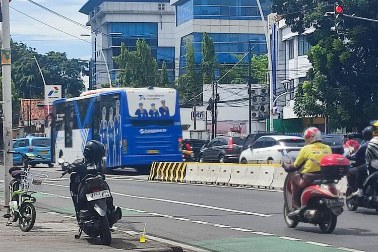 Bus Transjakarta Mengeluarkan Asap, Penumpang Panik Berlarian