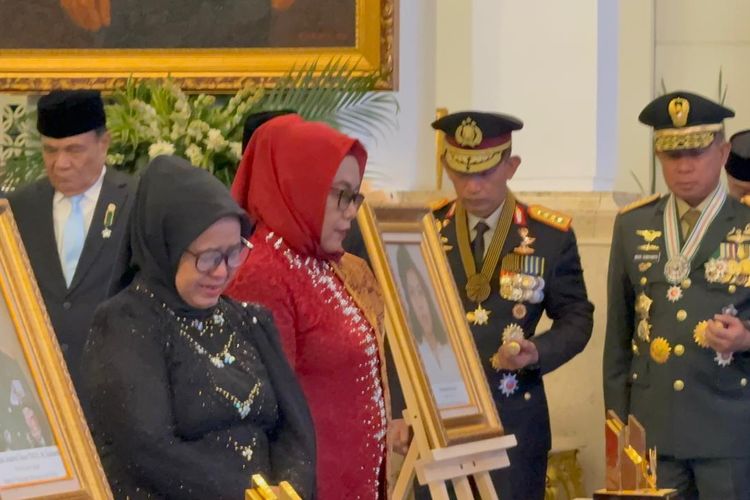 Air Mata Haru Keluarga Marsinah Pecah Saat Penyematan Gelar Pahlawan