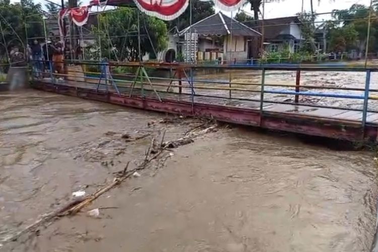 Dari Kasur ke Sofa Jadi Sampah, Warga Ambarawa Takut Banjir