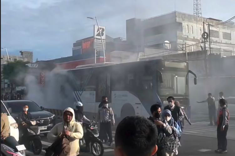 Bus TransJakarta Bekasi–Dukuh Atas Mengeluarkan Asap, Penumpang Panik Keluar