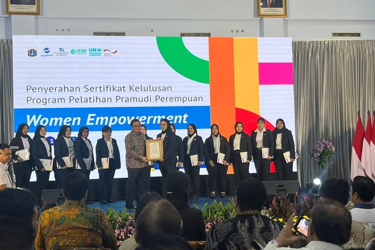 13 Wanita Jadi Sopir Transjakarta