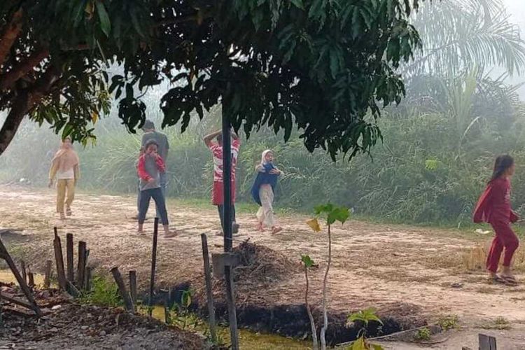 Udara Terpolusi Asap Karhutla, Warga Sesak Napas