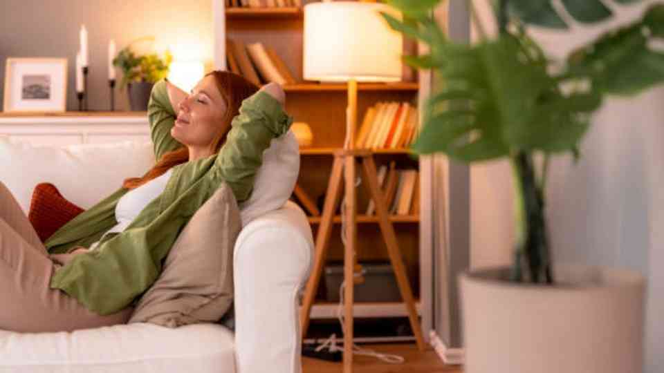 Wanita 40+ Wajib Tahu: Cara Melepas Stres Tanpa Belanja, Cukup Gunakan Teknik Ini