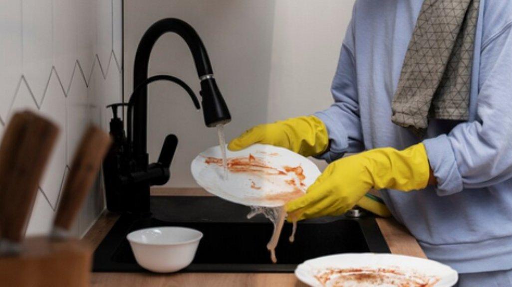 6 Manfaat Sarung Tangan Saat Cuci Piring, Tak Hanya Lindungi Kulit