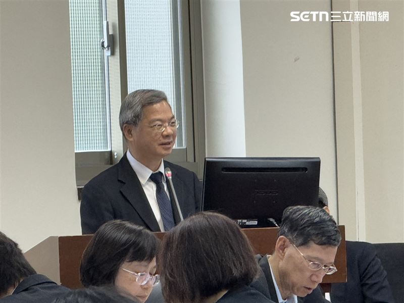 經濟部長、台積電前董事龔明鑫回應退休大將被爆拿二奈米機密到英特爾相關。（圖／記者師瑞德攝影）龔明鑫