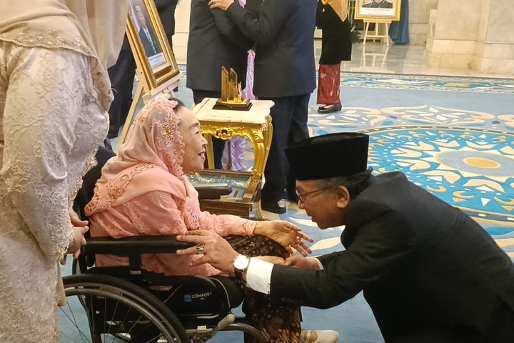 Gus Dur Jadi Pahlawan Nasional, Gus Ipul dan Gus Yahya Sujud ke Sinta Wahid