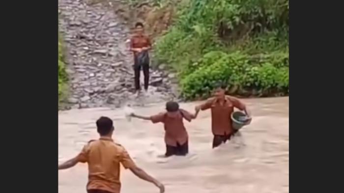 Siswa Nias Menyeberangi Sungai ke Sekolah, Menteri PU Sebut Peran Bupati