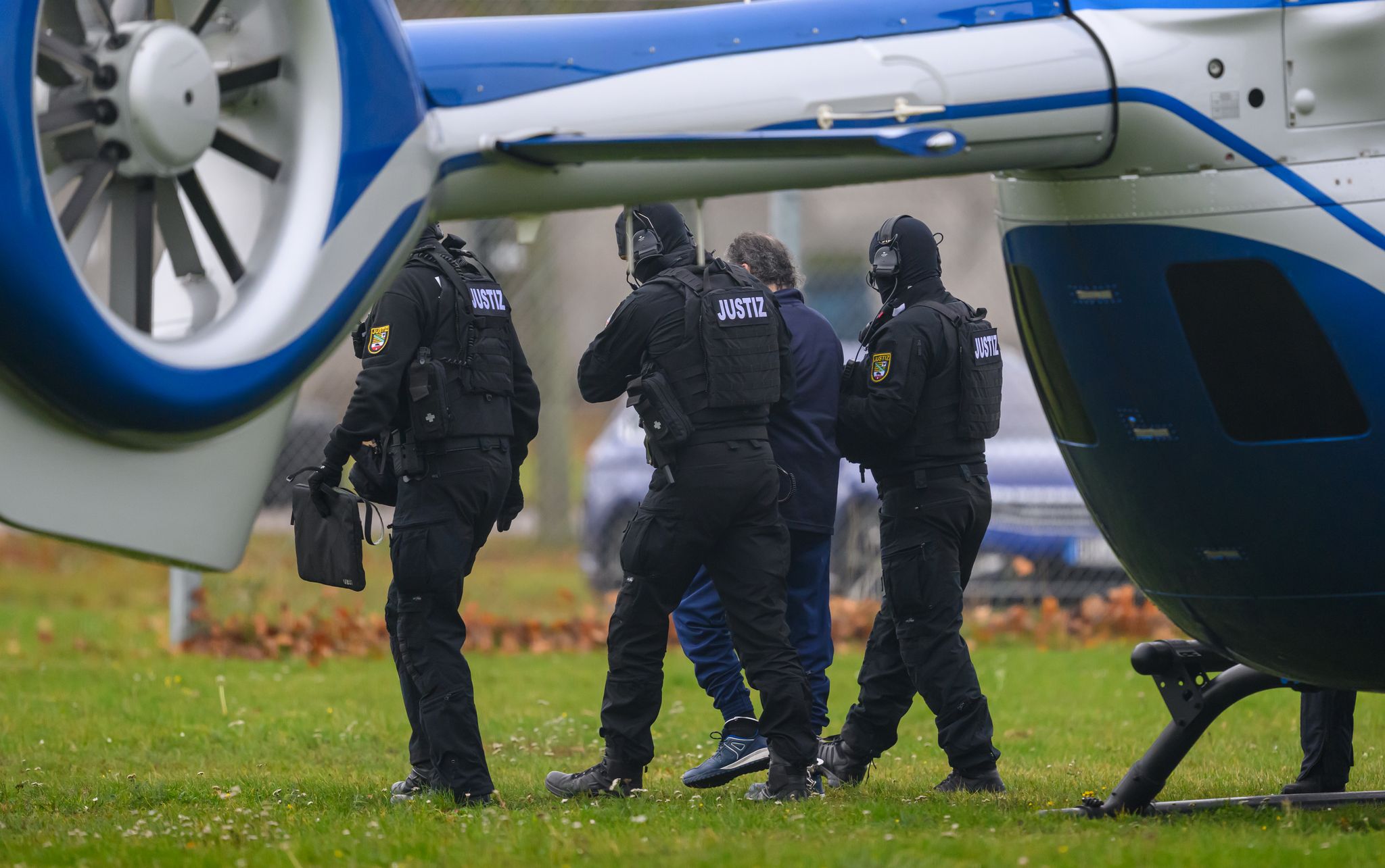 Taleb al-Abdulmohsen mit Justizpersonal nach der Landung im Hubschrauber in Magdeburg.