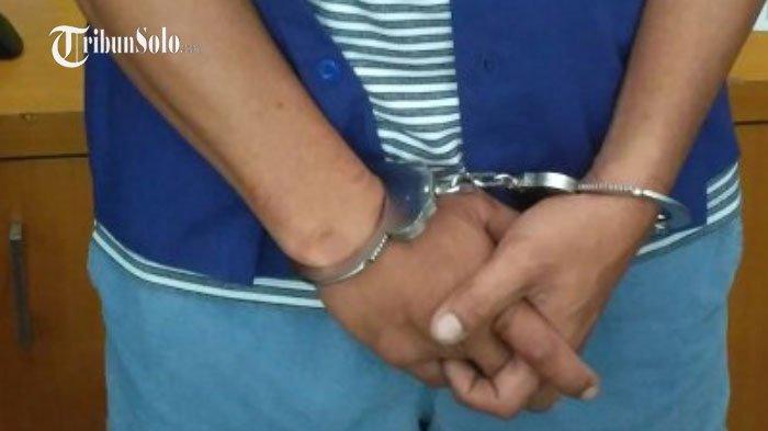 Video viral pria dipukuli warga di Solo Baru, diduga curi helm