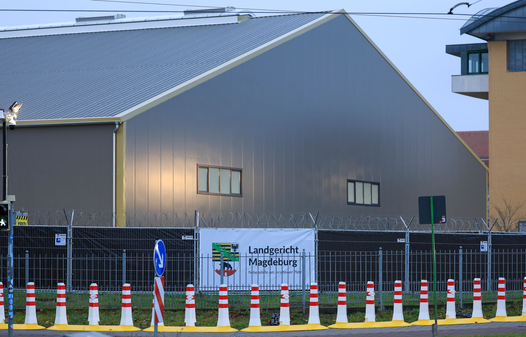 Blick auf die Absperrungen vor dem temporären Gerichtsgebäude des Landgerichtes Magdeburg.