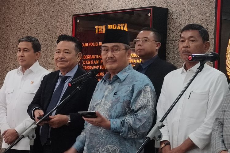 Ketua Komisi Percepatan Reformasi Polri, Jimly Asshiddiqie dalam konferensi pers di Gedung Utama Mabes Polri, Jakarta Selatan, Senin (10/11/2025).