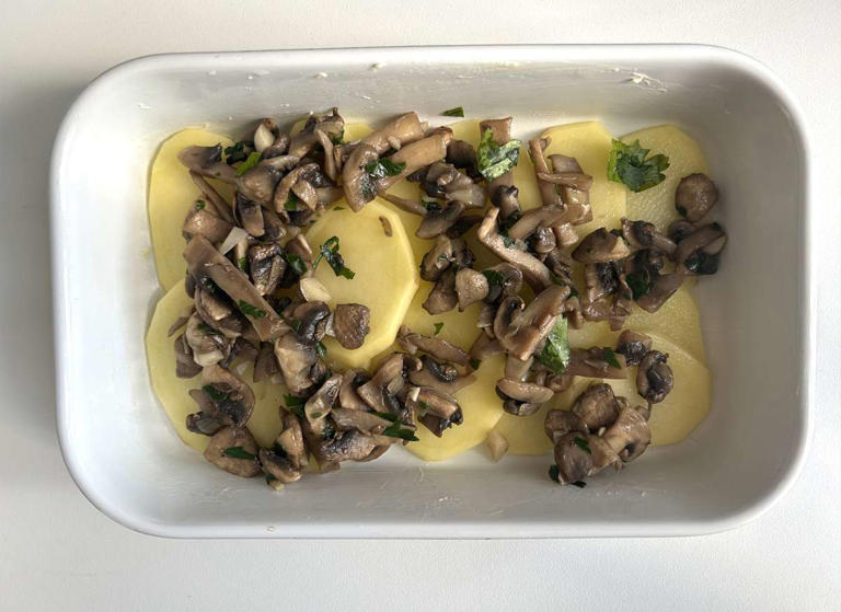 Passo 8 - Gratinado de batatas com cogumelos: cremoso, aromático e impossível de resistir