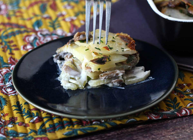 Passo 10 - Gratinado de batatas com cogumelos: cremoso, aromático e impossível de resistir