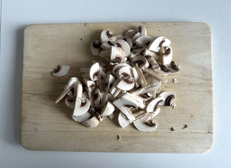 Passo 1 - Gratinado de batatas com cogumelos: cremoso, aromático e impossível de resistir