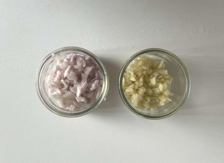 Passo 2 - Gratinado de batatas com cogumelos: cremoso, aromático e impossível de resistir