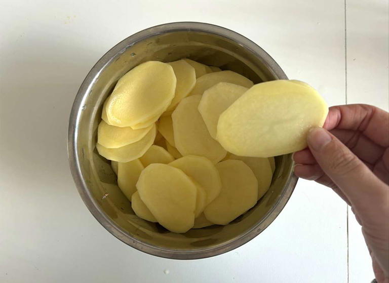 Passo 7 - Gratinado de batatas com cogumelos: cremoso, aromático e impossível de resistir