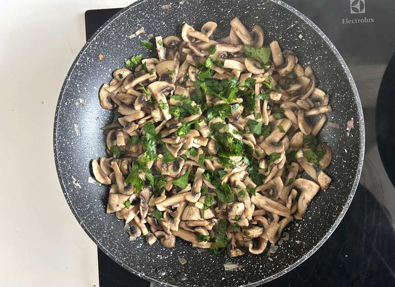 Passo 6 - Gratinado de batatas com cogumelos: cremoso, aromático e impossível de resistir