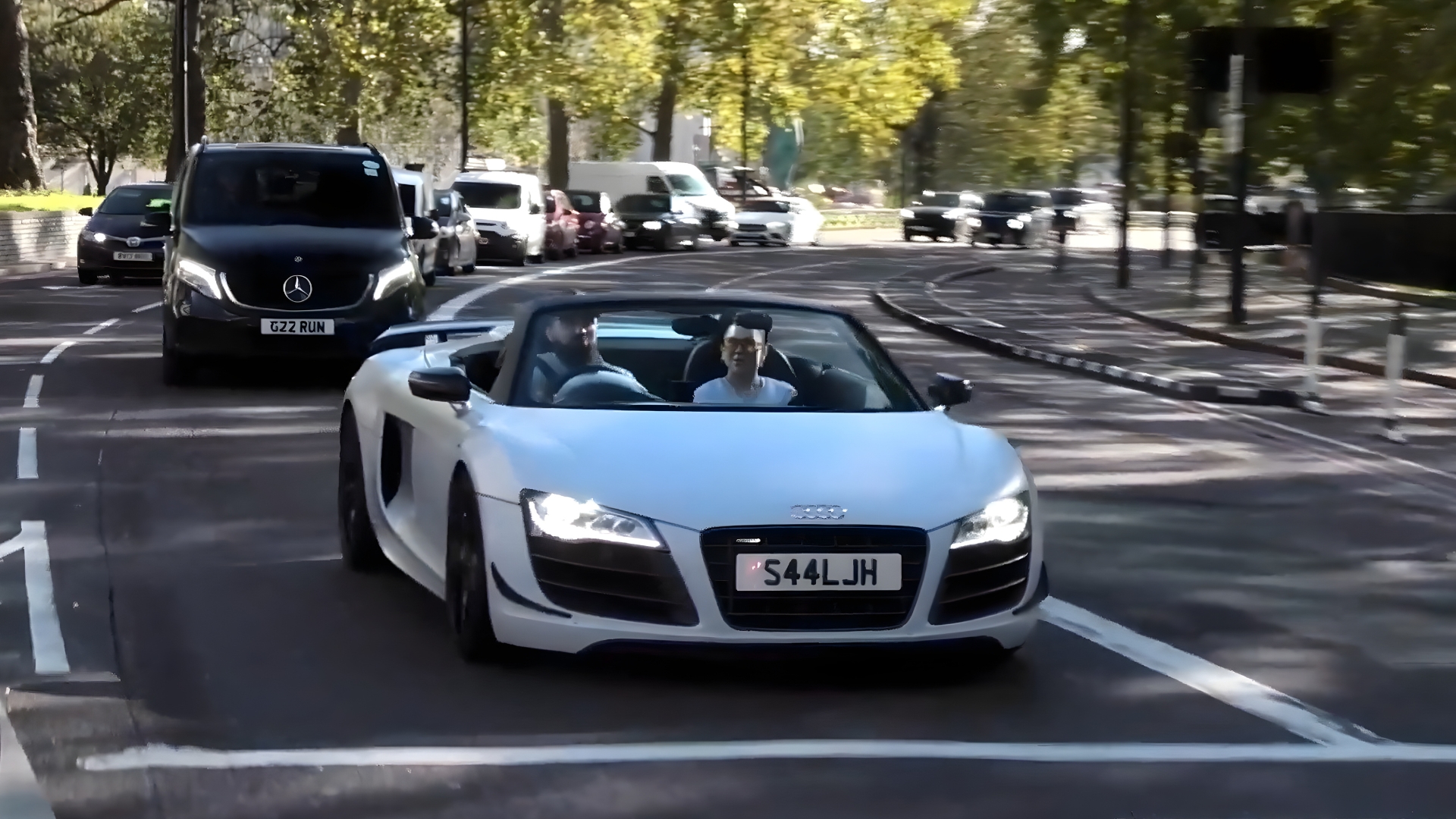 Audi R8 van 200.000 dollar rijdt door Londen
