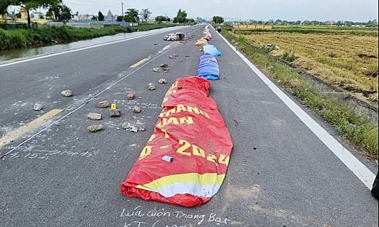 Woman blocks road to dry rice, causing fatal accident in northern Vietnam