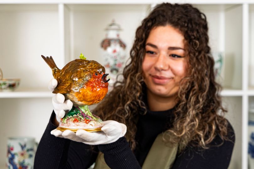 Auctioner holding the teapot