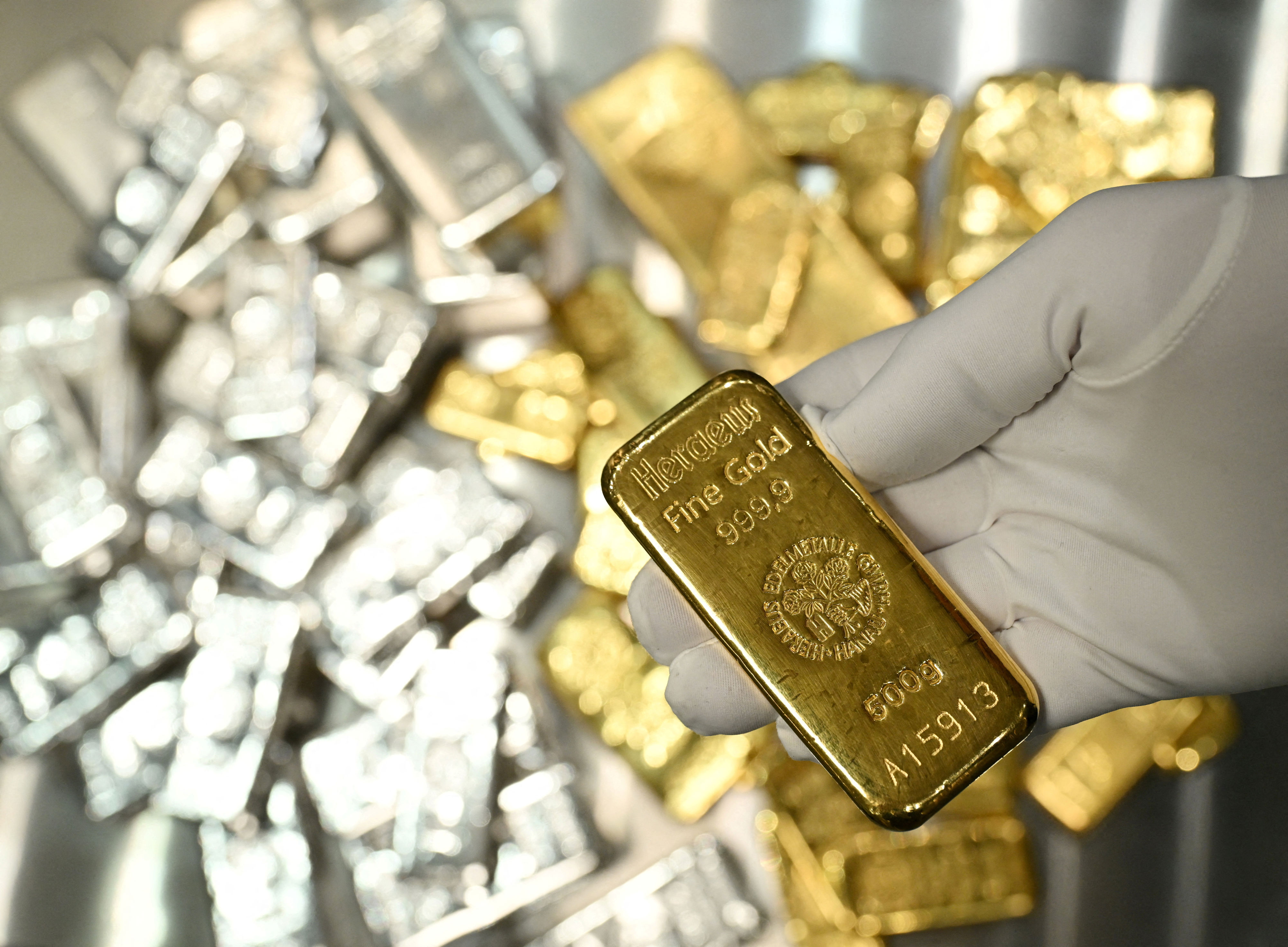 Gold climbs to two-week high on rising Fed rate cut bets