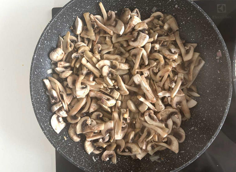 Passo 5 - Gratinado de batatas com cogumelos: cremoso, aromático e impossível de resistir