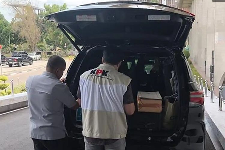 Masa Baru Korupsi Gubernur Riau: Kantor Diintip, Dokumen Dirampas