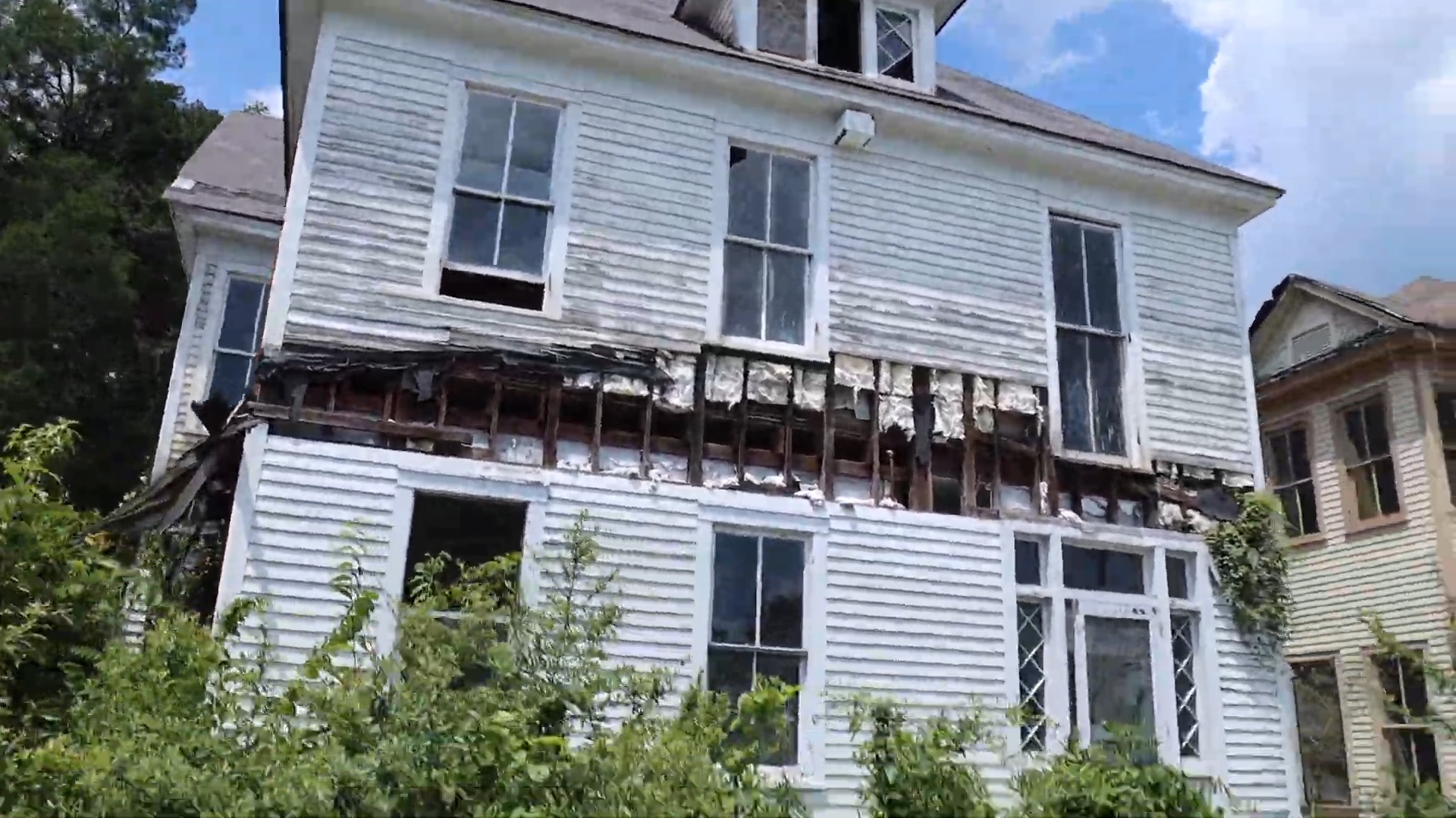 These 1920s Mansions Aged Like Milk (and Dust)